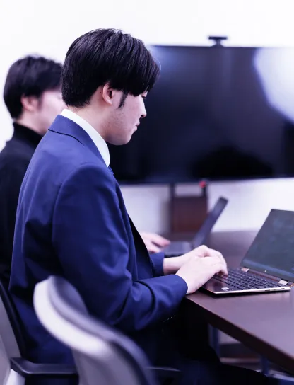PCで作業をするエンジニアたち